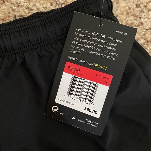 NWT WOMENS Nike dry fit black shorts - Picture 2 of 4